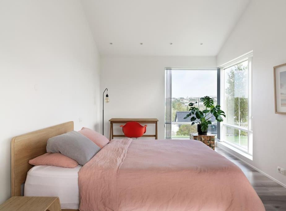 Modern Luxury - Ocean & Mountain Views Reiquiavique