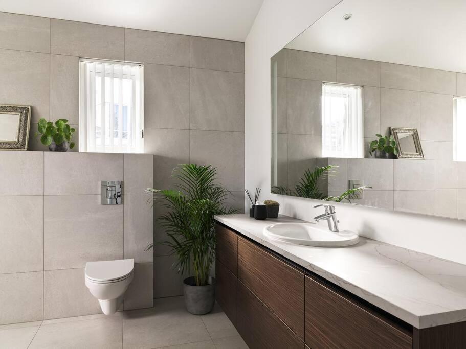Modern Luxury - Ocean & Mountain Views Reiquiavique
